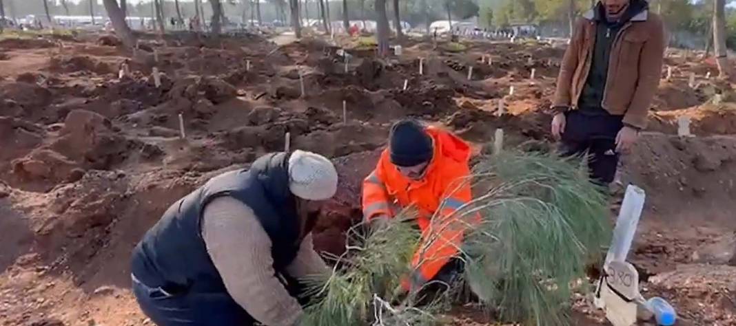 Enkaz altında kalan kızının elini bir an olsun bırakmadı! O fotoğrafı çeken muhabir konuştu: Çocuğunun elinin bırakmıyordu, çok üzülmüştüm, gözlerim doldu 11