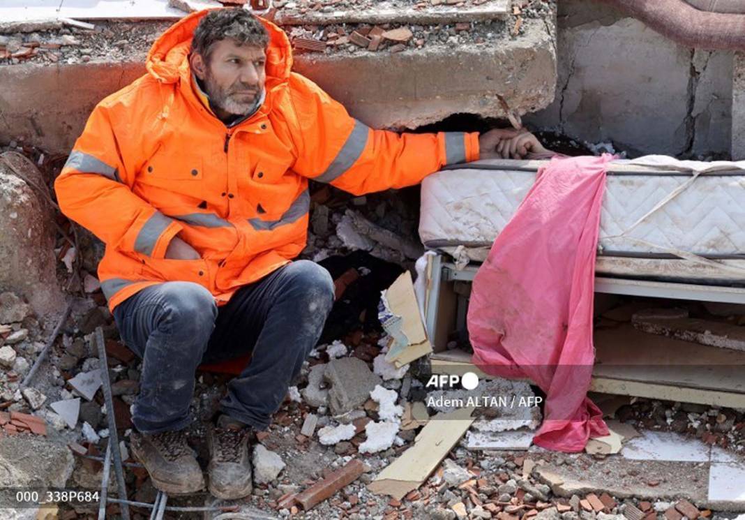 Enkaz altında kalan kızının elini bir an olsun bırakmadı! O fotoğrafı çeken muhabir konuştu: Çocuğunun elinin bırakmıyordu, çok üzülmüştüm, gözlerim doldu 3