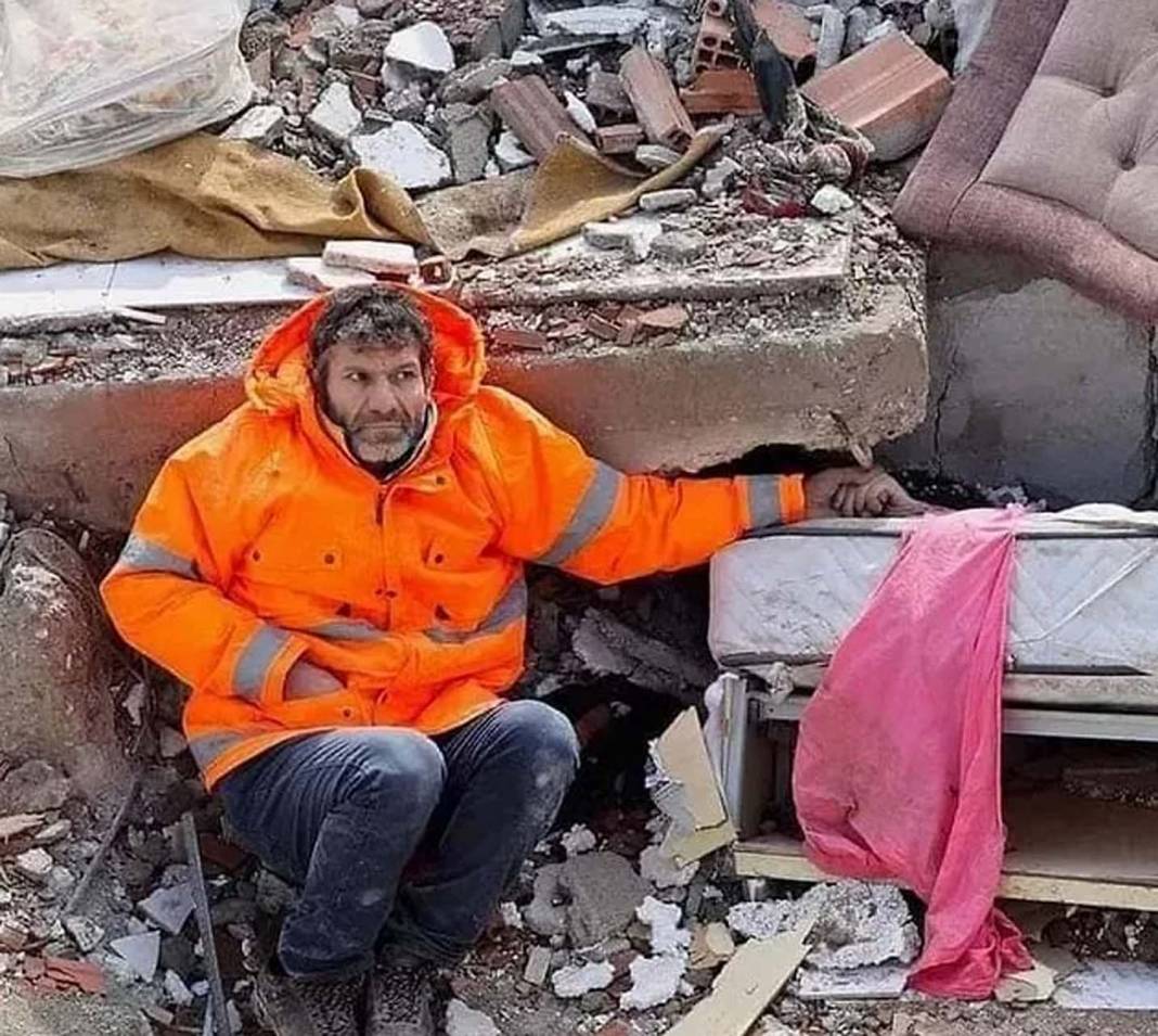 Enkaz altında kalan kızının elini bir an olsun bırakmadı! O fotoğrafı çeken muhabir konuştu: Çocuğunun elinin bırakmıyordu, çok üzülmüştüm, gözlerim doldu 4