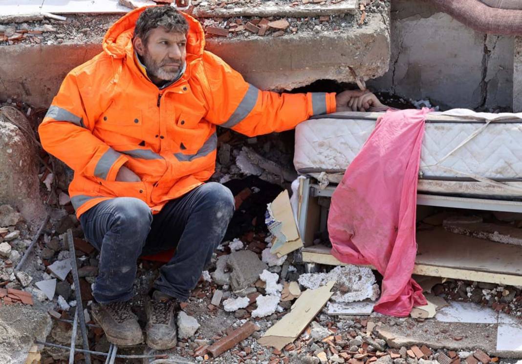 Enkaz altında kalan kızının elini bir an olsun bırakmadı! O fotoğrafı çeken muhabir konuştu: Çocuğunun elinin bırakmıyordu, çok üzülmüştüm, gözlerim doldu 8