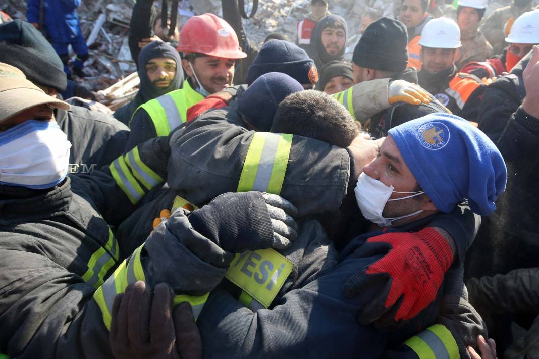 Malatya'da umutlar yeşerdi! Bir kadın 105 saat sonra enkazdan sağ çıkarıldı 4