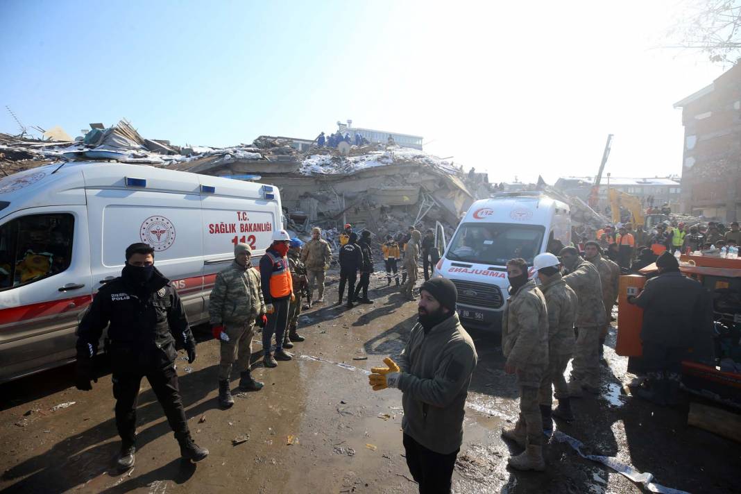 Malatya'da umutlar yeşerdi! Bir kadın 105 saat sonra enkazdan sağ çıkarıldı 7