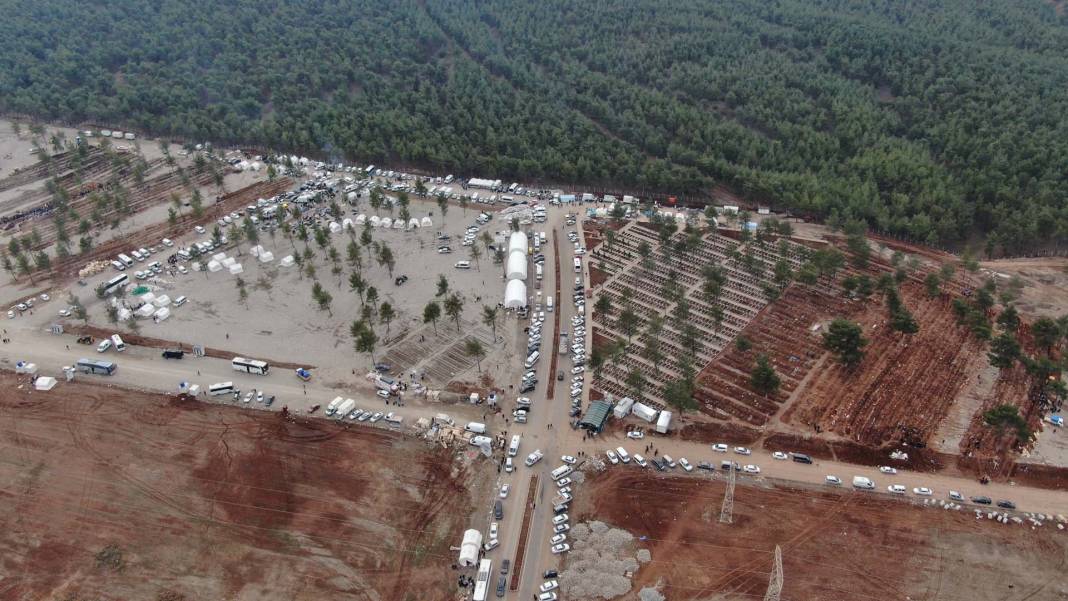 Kahramanmaraş'ta kalbe oturan görüntü! Depremde hayatını kaybedenler toprağa veriliyor, gözyaşları dinmiyor... 1