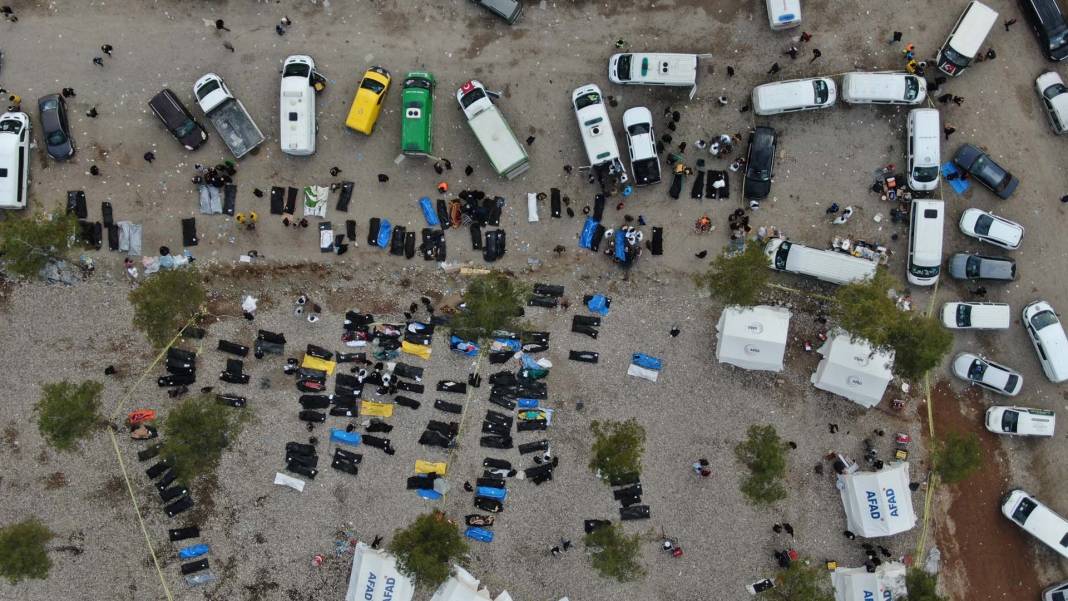 Kahramanmaraş'ta kalbe oturan görüntü! Depremde hayatını kaybedenler toprağa veriliyor, gözyaşları dinmiyor... 2