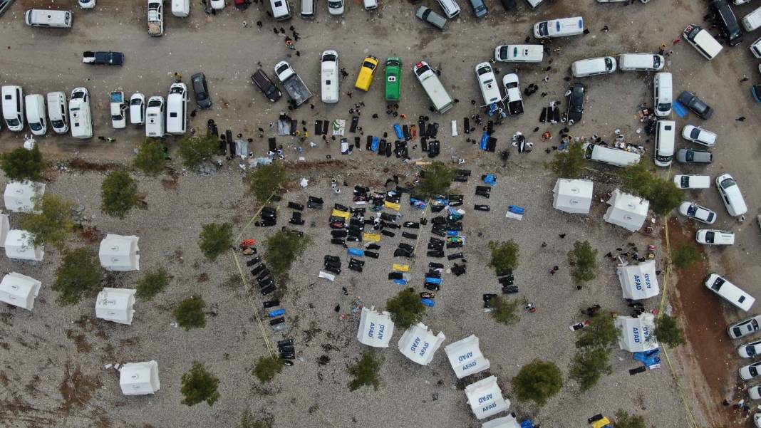 Kahramanmaraş'ta kalbe oturan görüntü! Depremde hayatını kaybedenler toprağa veriliyor, gözyaşları dinmiyor... 3