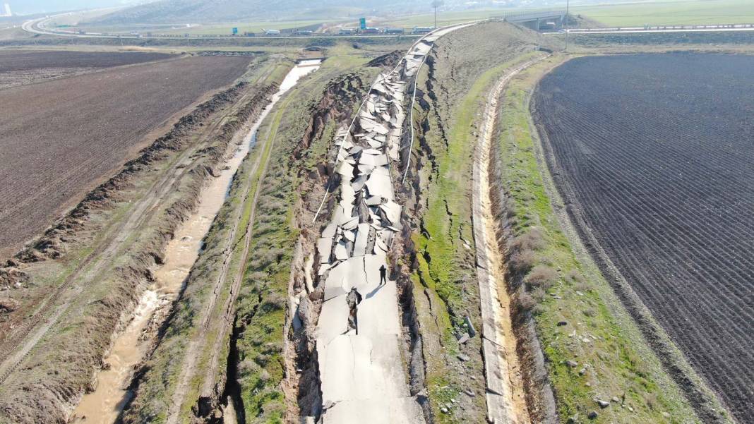 Depremin büyüklüğü gözler önüne serildi! Yolda devasa yarıklar oluştu! 3