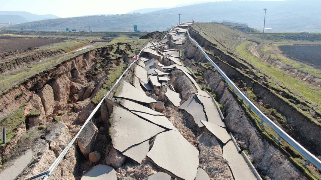 Depremin büyüklüğü gözler önüne serildi! Yolda devasa yarıklar oluştu! 5