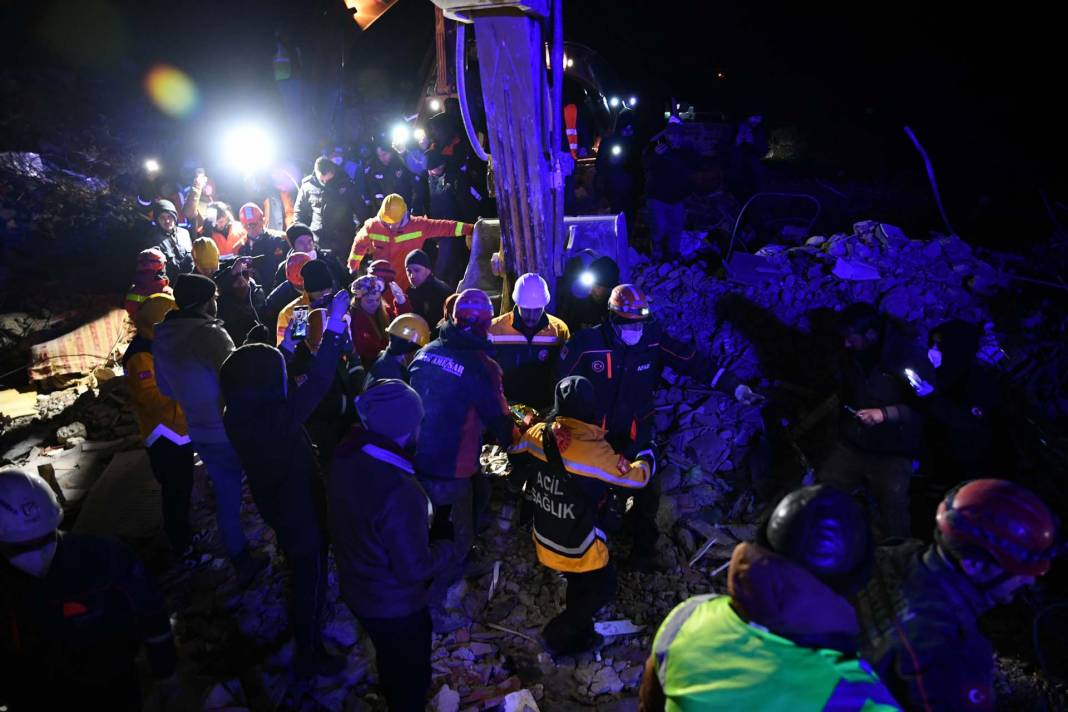 Umutlarımız diri diri tuttuk, mucize geldi: Sibel Kaya isimli kişi 170 saat sonra enkazdan sağ çıkarıldı 11