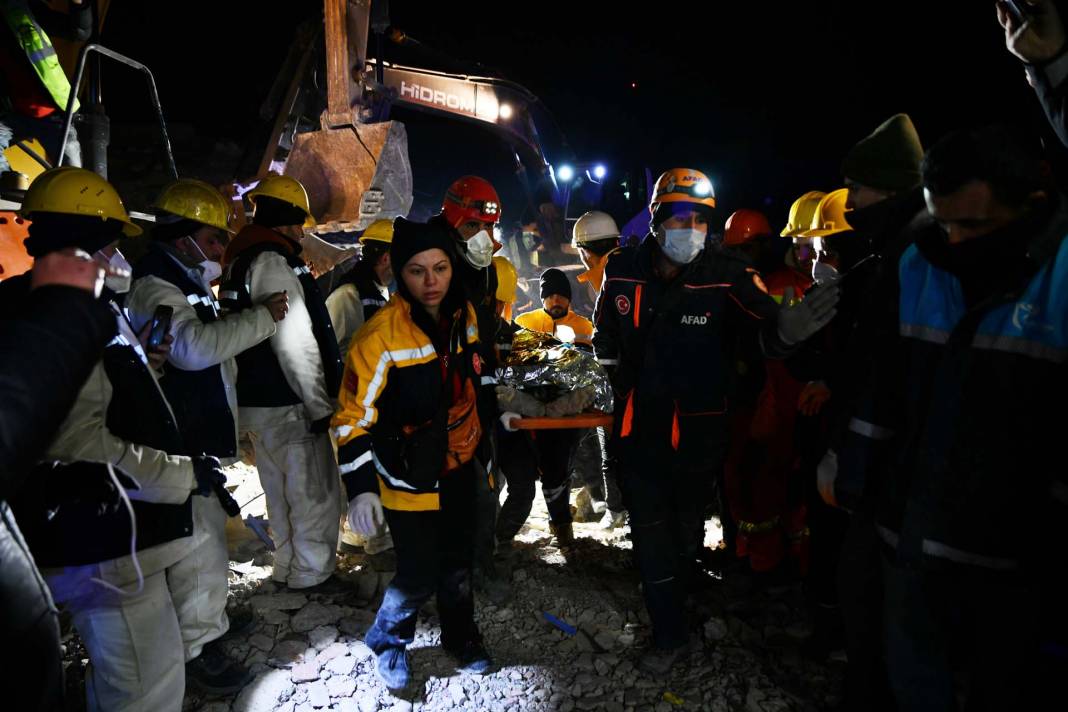 Umutlarımız diri diri tuttuk, mucize geldi: Sibel Kaya isimli kişi 170 saat sonra enkazdan sağ çıkarıldı 2