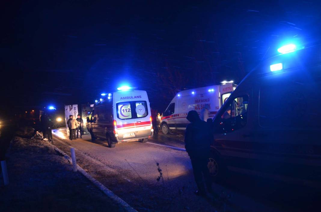 Kastamonu'da yürekleri ağza getiren kaza! Yolcu otobüsü devrildi: Yaralılar var 12