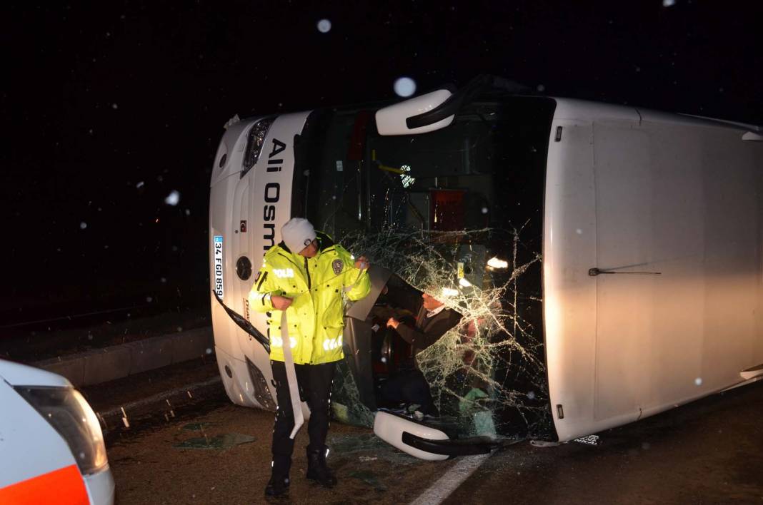 Kastamonu'da yürekleri ağza getiren kaza! Yolcu otobüsü devrildi: Yaralılar var 2