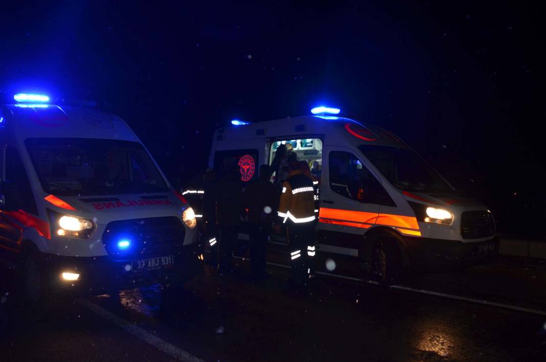 Kastamonu'da yürekleri ağza getiren kaza! Yolcu otobüsü devrildi: Yaralılar var 4