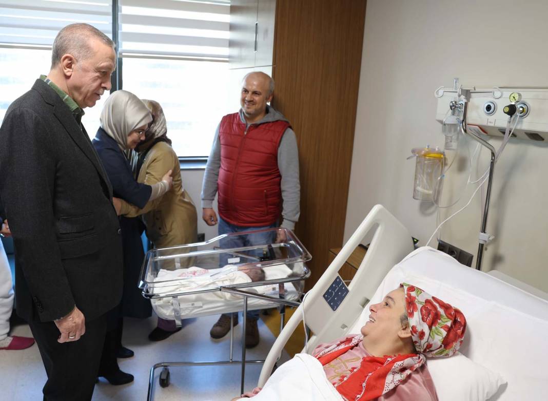 Cumhurbaşkanı Erdoğan, yeni doğan bebeğin kulağına ezan okudu, ismini koydu! 5