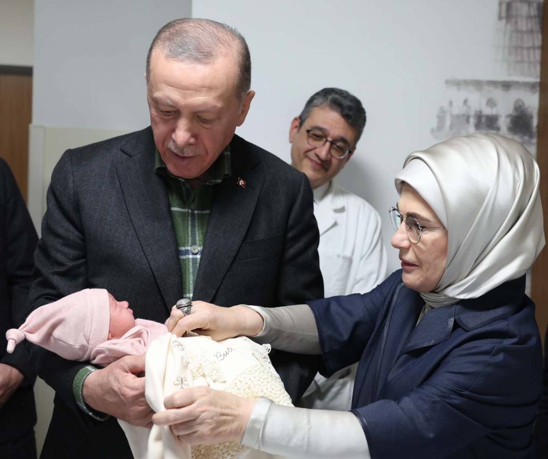 Cumhurbaşkanı Erdoğan, yeni doğan bebeğin kulağına ezan okudu, ismini koydu! 7