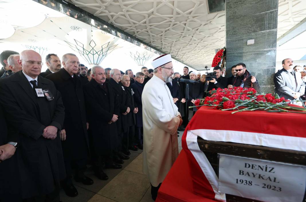 Eski CHP Genel Başkanı Deniz Baykal, cenaze töreni sonrası toprağa verildi 10