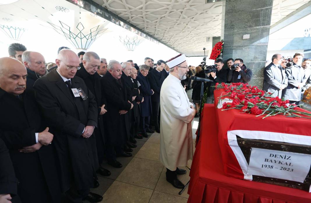 Eski CHP Genel Başkanı Deniz Baykal, cenaze töreni sonrası toprağa verildi 11