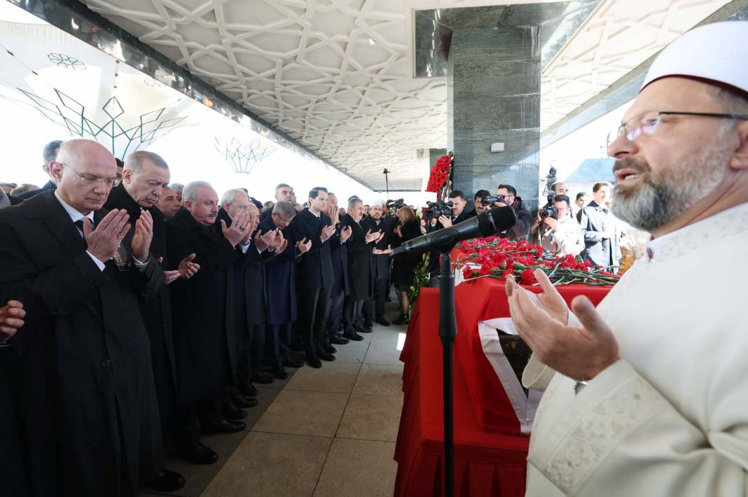 Eski CHP Genel Başkanı Deniz Baykal, cenaze töreni sonrası toprağa verildi 12