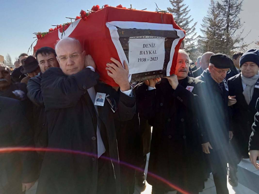 Eski CHP Genel Başkanı Deniz Baykal, cenaze töreni sonrası toprağa verildi 33