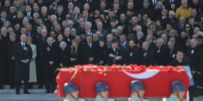 Eski CHP Genel Başkanı Deniz Baykal, cenaze töreni sonrası toprağa verildi