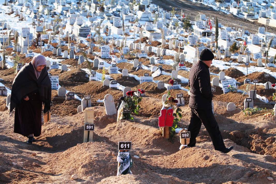 Malatya'da yürekleri yakan görüntü! Numara verilen mezar taşlarına bağlananlar kahretti! Bebek kıyafeti, gelin duvağı, asker üniforması... 1