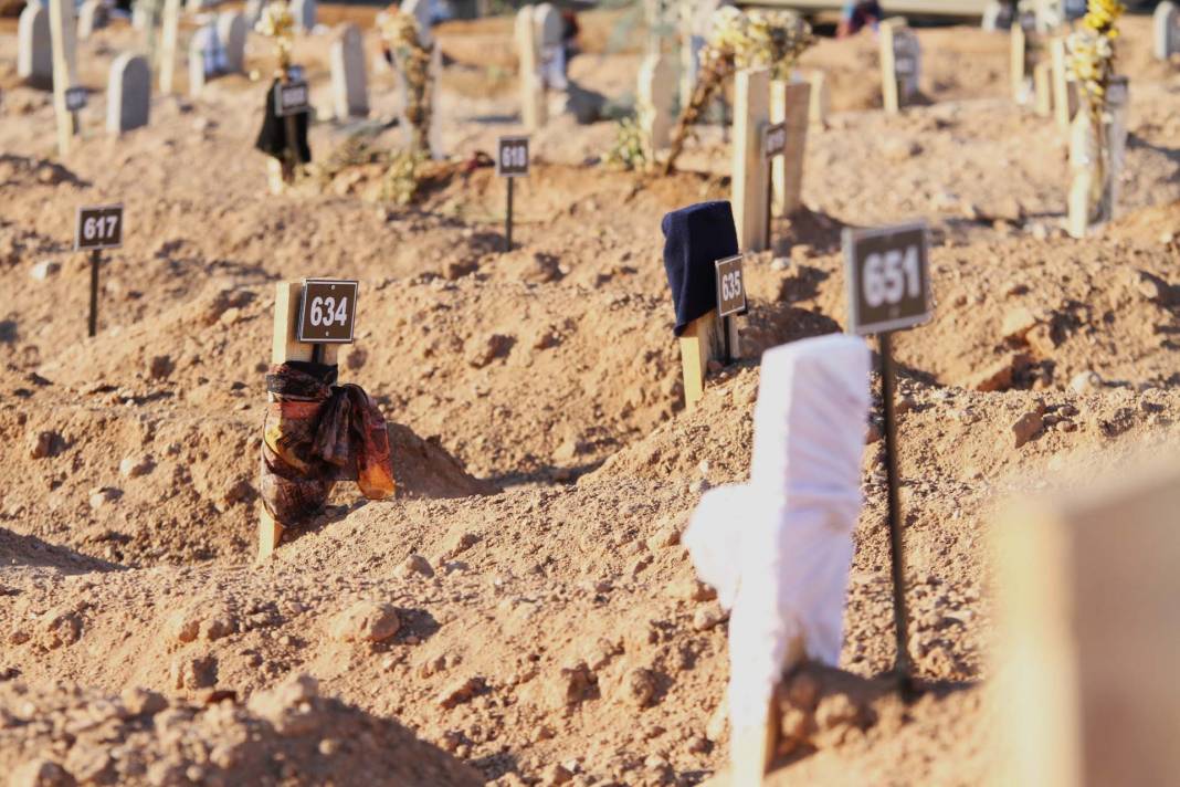 Malatya'da yürekleri yakan görüntü! Numara verilen mezar taşlarına bağlananlar kahretti! Bebek kıyafeti, gelin duvağı, asker üniforması... 16