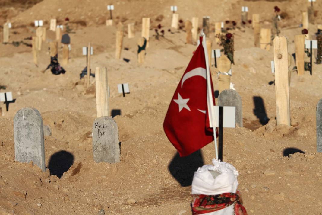 Malatya'da yürekleri yakan görüntü! Numara verilen mezar taşlarına bağlananlar kahretti! Bebek kıyafeti, gelin duvağı, asker üniforması... 8