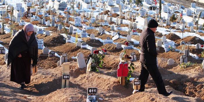 Malatya'da yürekleri yakan görüntü! Numara verilen mezar taşlarına bağlananlar kahretti! Bebek kıyafeti, gelin duvağı, asker üniforması...