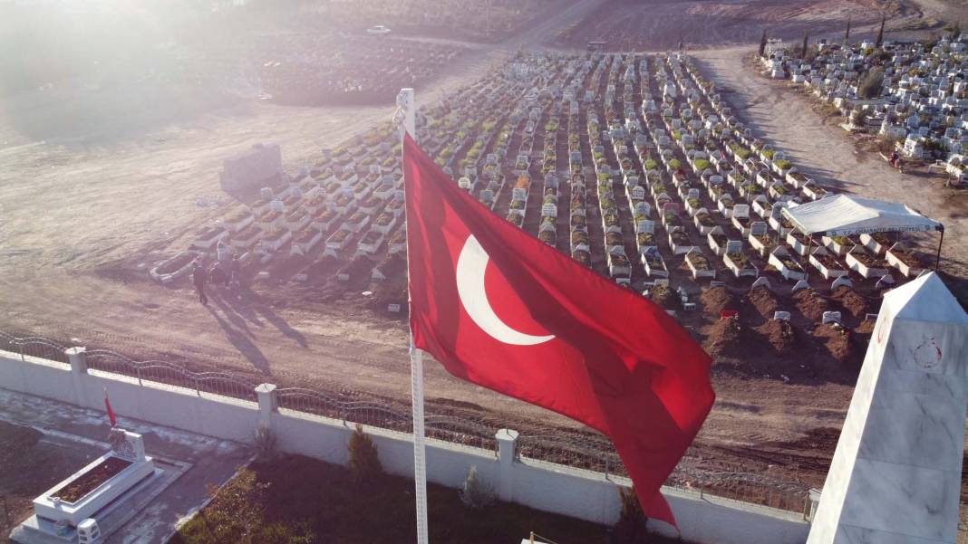 Osmaniye'de yürekleri dağlayan görüntüler! Depremde yakınlarını kaybedenler mezarlıktan ayrılmıyor! 2