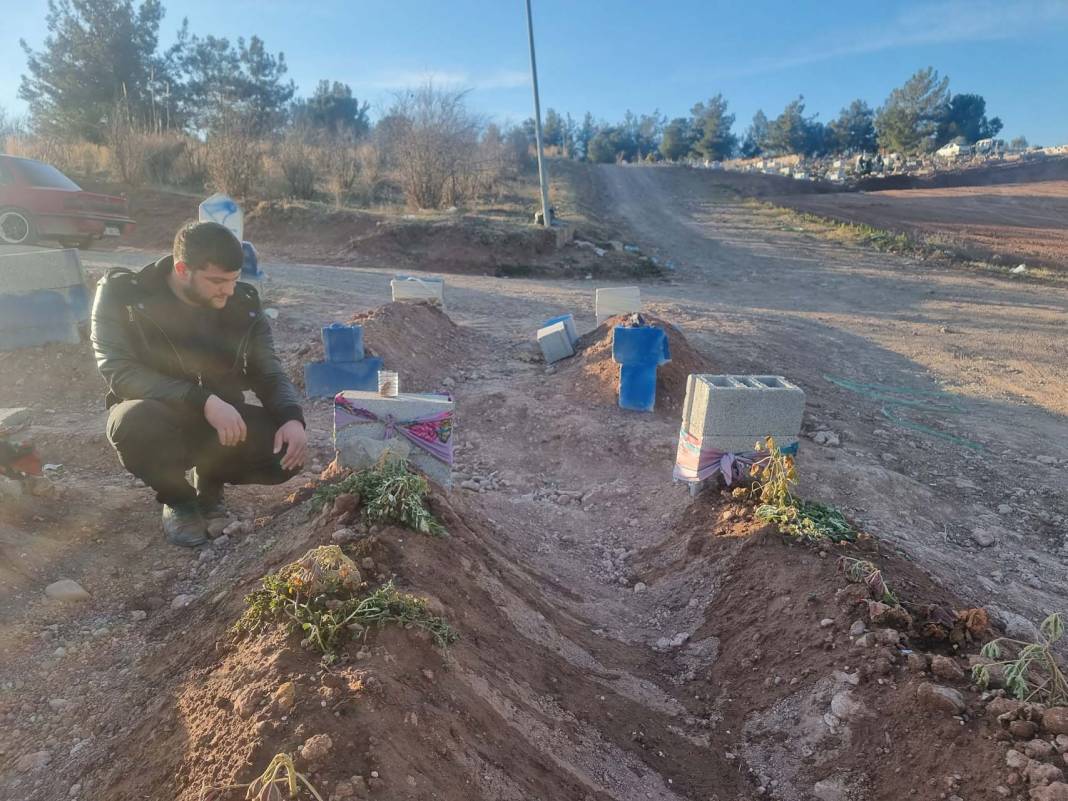 Osmaniye'de yürekleri dağlayan görüntüler! Depremde yakınlarını kaybedenler mezarlıktan ayrılmıyor! 4