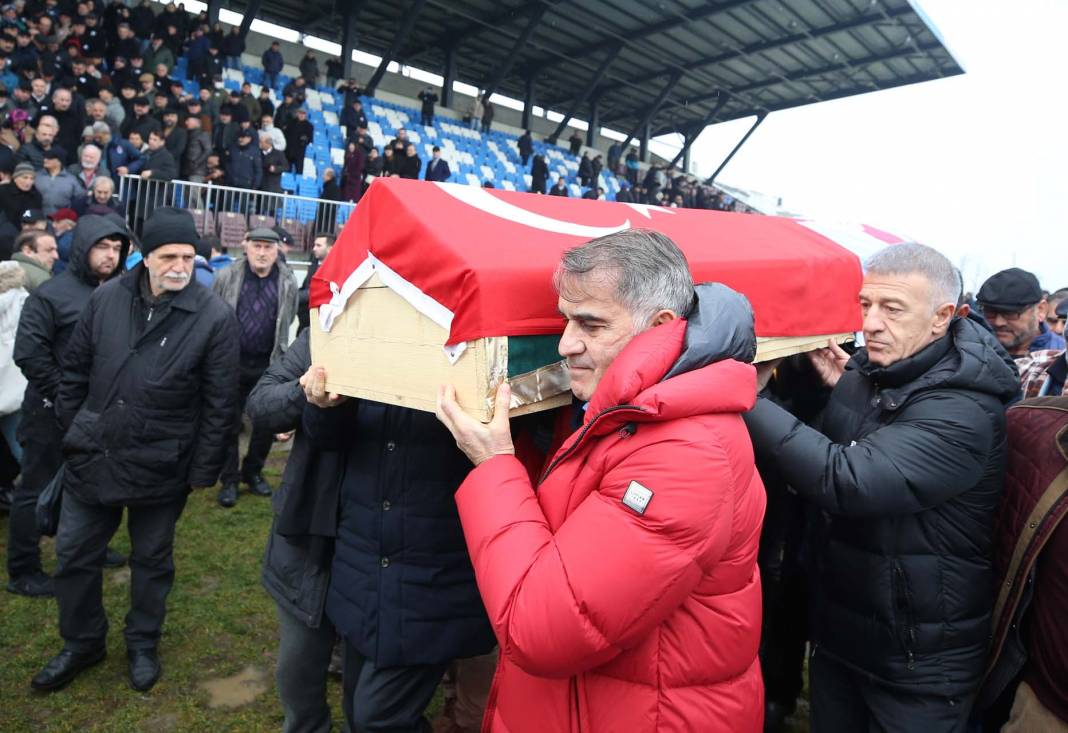 Trabzonspor efsanesi Ahmet Suat Özyazıcı, cenaze töreniyle son yolculuğuna uğurlandı 7