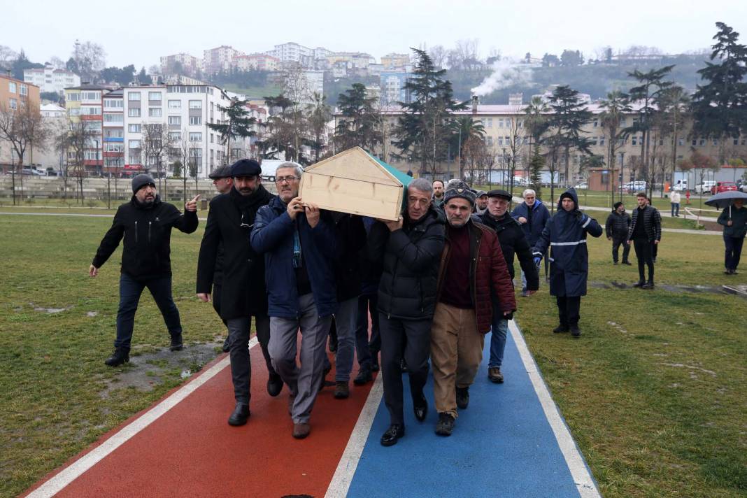 Trabzonspor efsanesi Ahmet Suat Özyazıcı, cenaze töreniyle son yolculuğuna uğurlandı 9