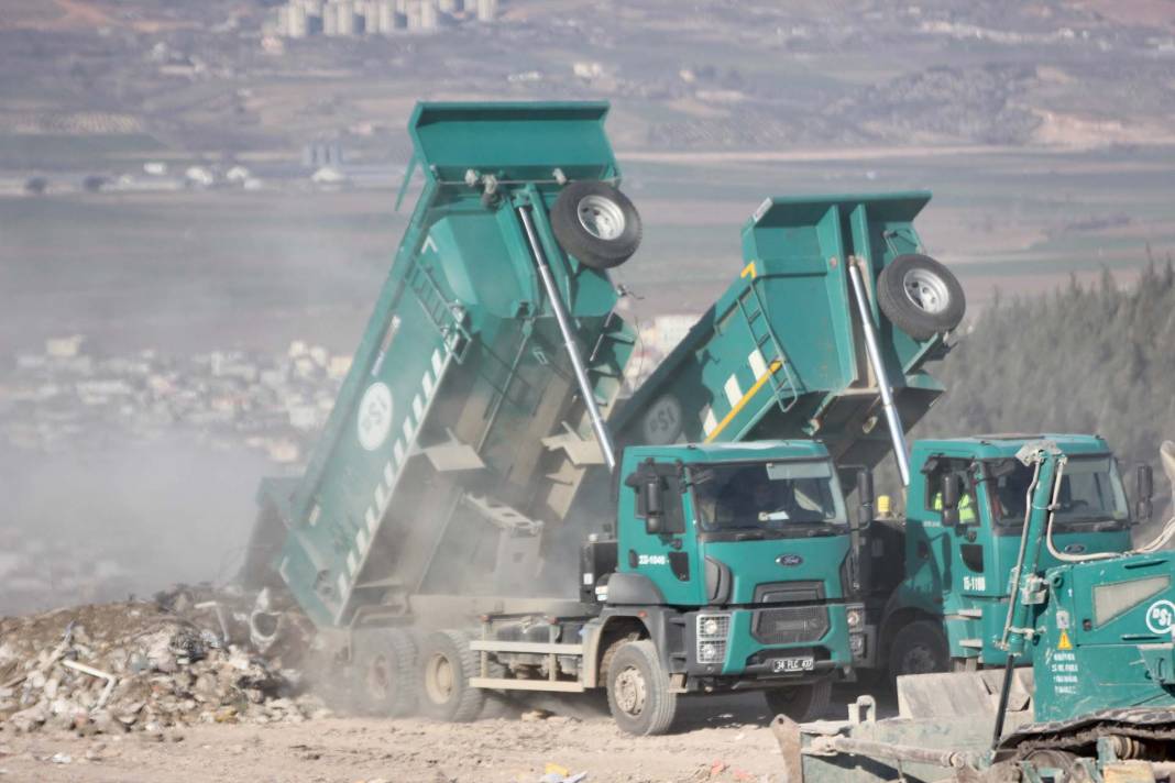 Enkaz kaldırma çalışmaları sonrası moloz yığınları dağ gibi yükseldi! 11