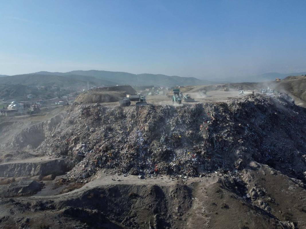 Enkaz kaldırma çalışmaları sonrası moloz yığınları dağ gibi yükseldi! 2