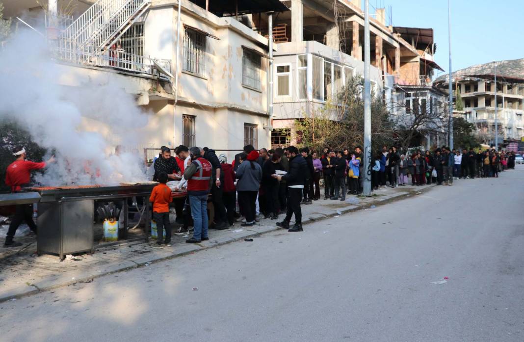 Deprem bölgesinde mangal kurup kebap dağıtıyor! Adanalı Yaşar usta yüreklere dokundu: "Bugünümüzün yarını yok, kıymetini bilelim" 1