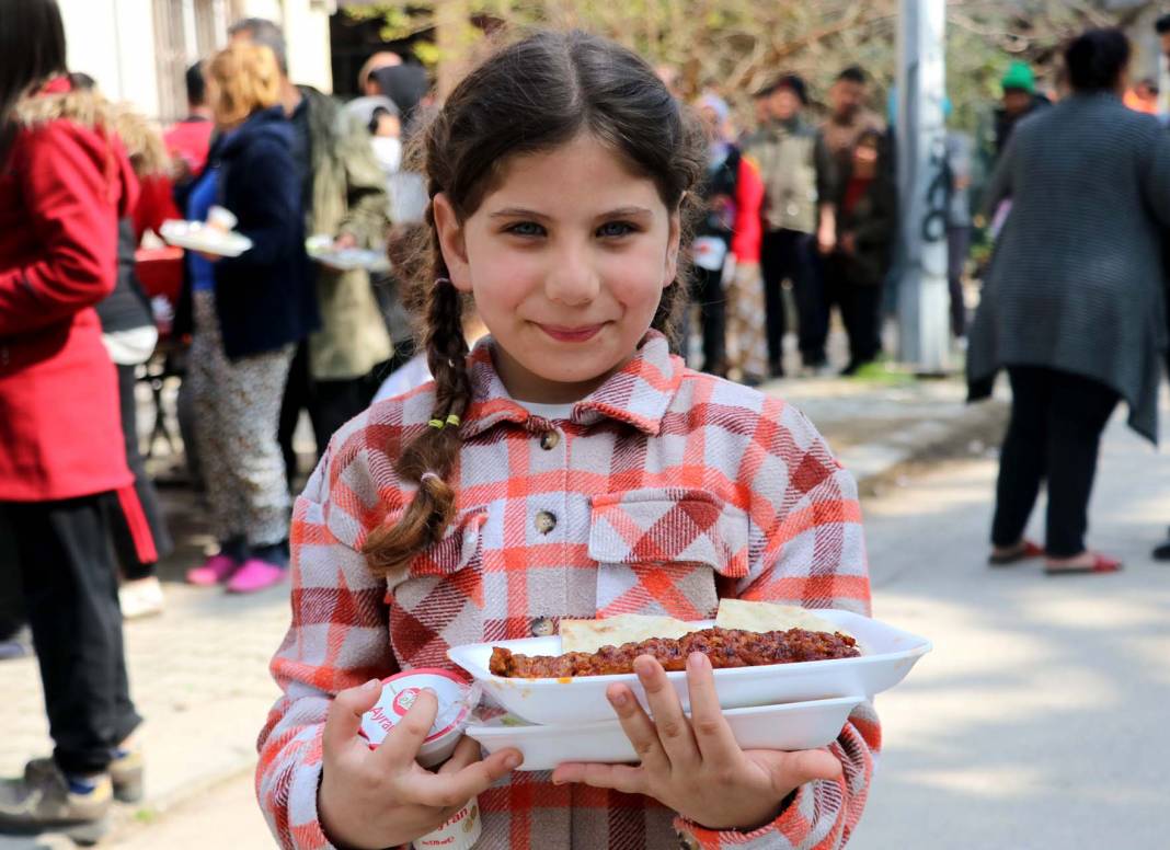 Deprem bölgesinde mangal kurup kebap dağıtıyor! Adanalı Yaşar usta yüreklere dokundu: "Bugünümüzün yarını yok, kıymetini bilelim" 2