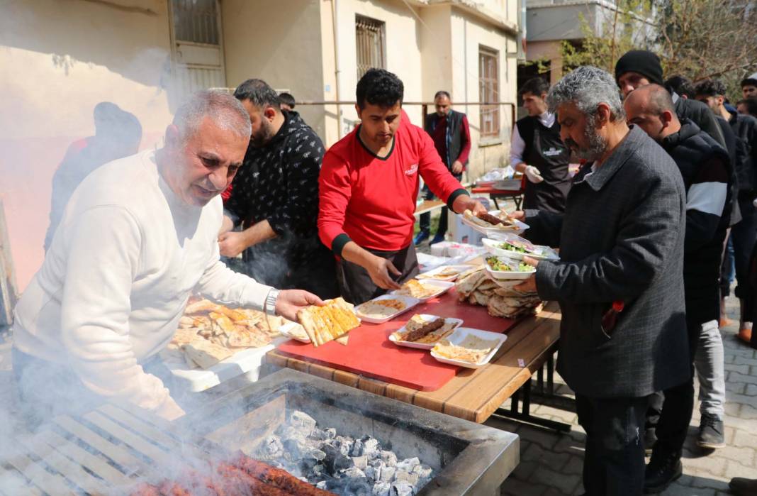 Deprem bölgesinde mangal kurup kebap dağıtıyor! Adanalı Yaşar usta yüreklere dokundu: "Bugünümüzün yarını yok, kıymetini bilelim" 3