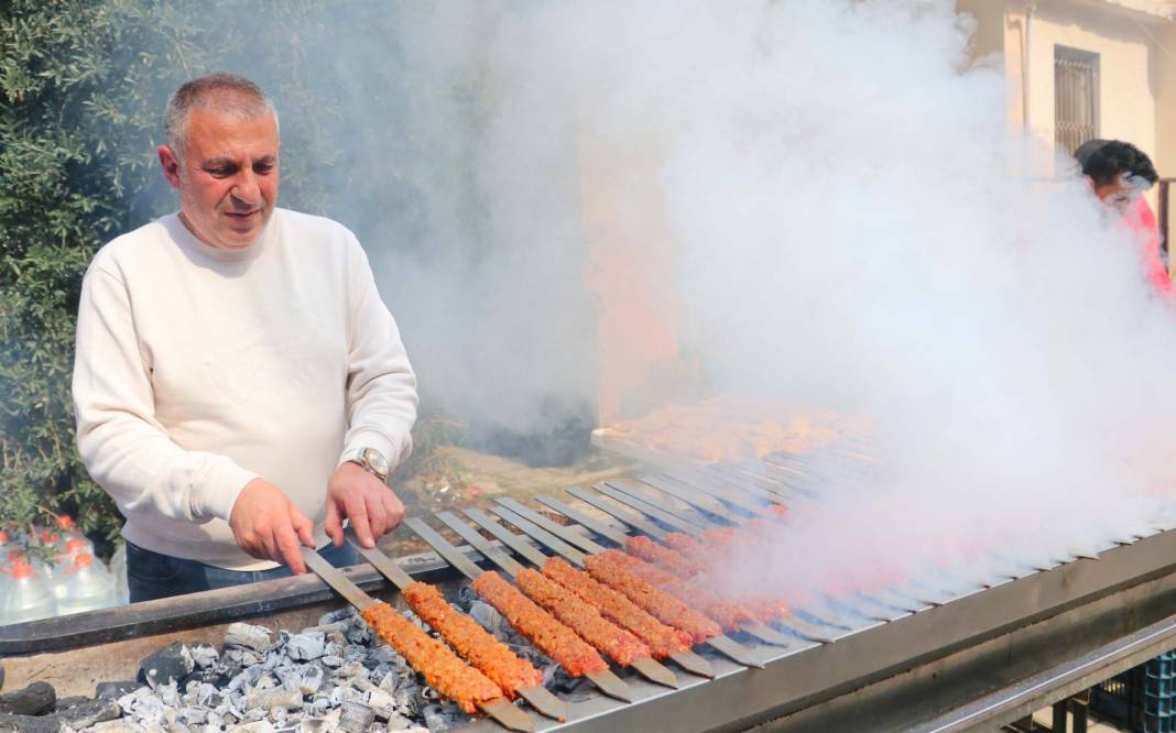 Deprem bölgesinde mangal kurup kebap dağıtıyor! Adanalı Yaşar usta yüreklere dokundu: "Bugünümüzün yarını yok, kıymetini bilelim" 4