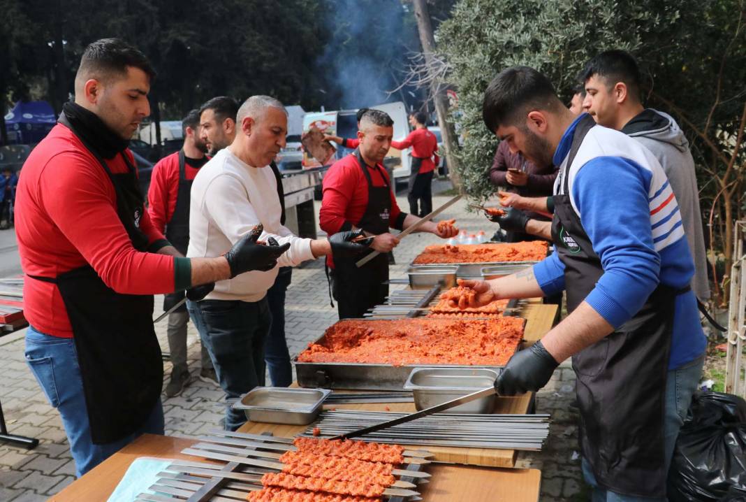 Deprem bölgesinde mangal kurup kebap dağıtıyor! Adanalı Yaşar usta yüreklere dokundu: "Bugünümüzün yarını yok, kıymetini bilelim" 5