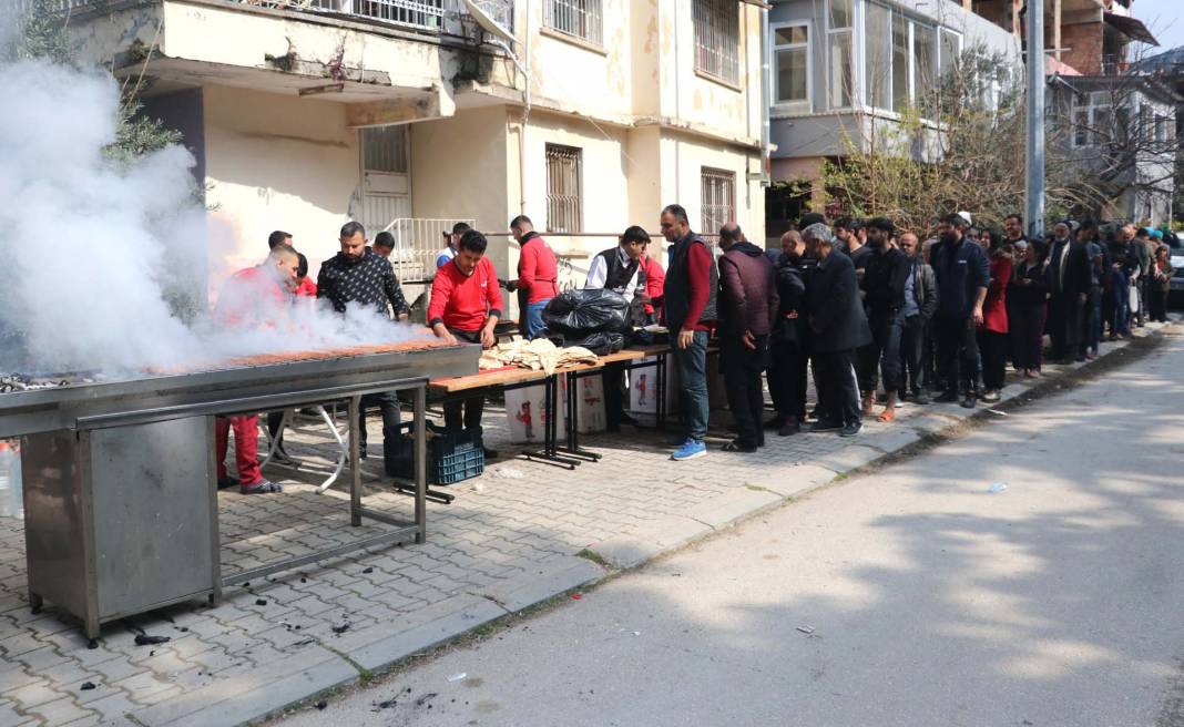 Deprem bölgesinde mangal kurup kebap dağıtıyor! Adanalı Yaşar usta yüreklere dokundu: "Bugünümüzün yarını yok, kıymetini bilelim" 6