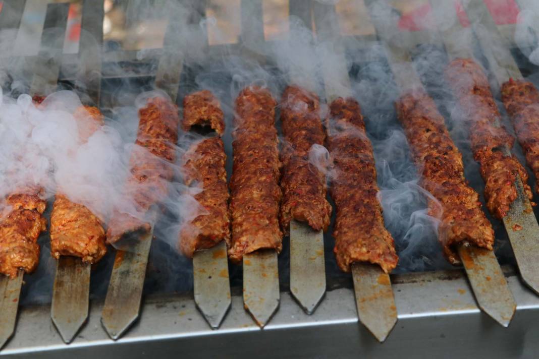 Deprem bölgesinde mangal kurup kebap dağıtıyor! Adanalı Yaşar usta yüreklere dokundu: "Bugünümüzün yarını yok, kıymetini bilelim" 7