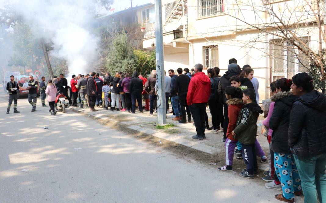 Deprem bölgesinde mangal kurup kebap dağıtıyor! Adanalı Yaşar usta yüreklere dokundu: "Bugünümüzün yarını yok, kıymetini bilelim" 8