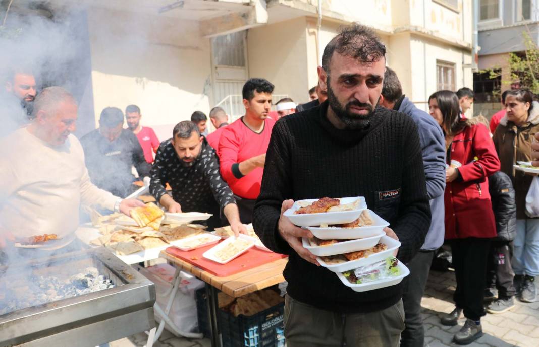 Deprem bölgesinde mangal kurup kebap dağıtıyor! Adanalı Yaşar usta yüreklere dokundu: "Bugünümüzün yarını yok, kıymetini bilelim" 9