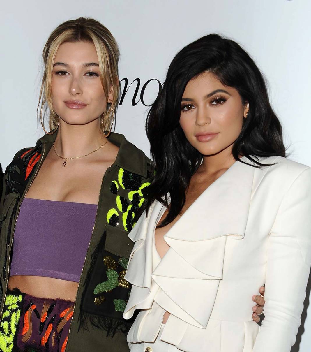 Neler oldu neler! Hailey Bieber Kylie Jenner ve Selena Gomez arasındaki gerginlik büyüyor! Fanlar Kylie ürünlerini çöpe atıyor! 1