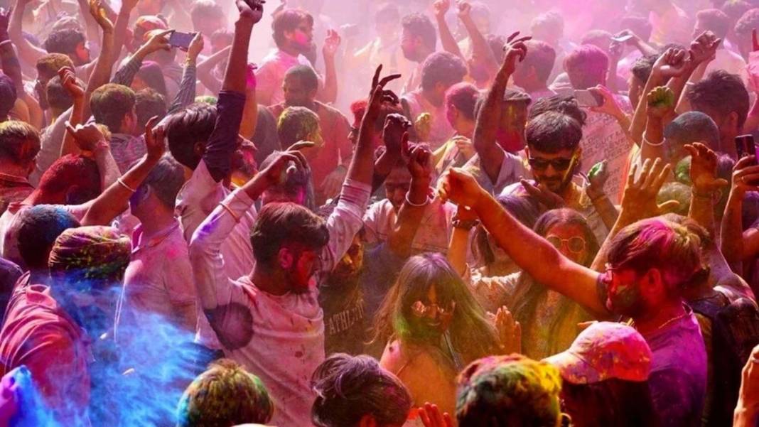 Holi Festivalı Hindistan'da bu yılda renkli görüntülere sahne oldu! Turistler akın etti! 4