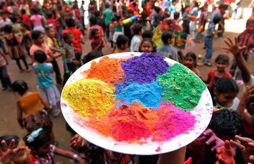 Holi Festivalı Hindistan'da bu yılda renkli görüntülere sahne oldu! Turistler akın etti! 5