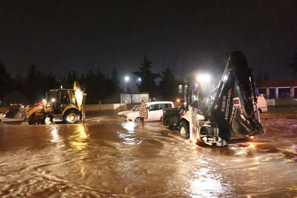 Adıyaman ve Şanlıurfa depremden sonra sel felaketine teslim oldu! İşte bölgeden görüntüler 4