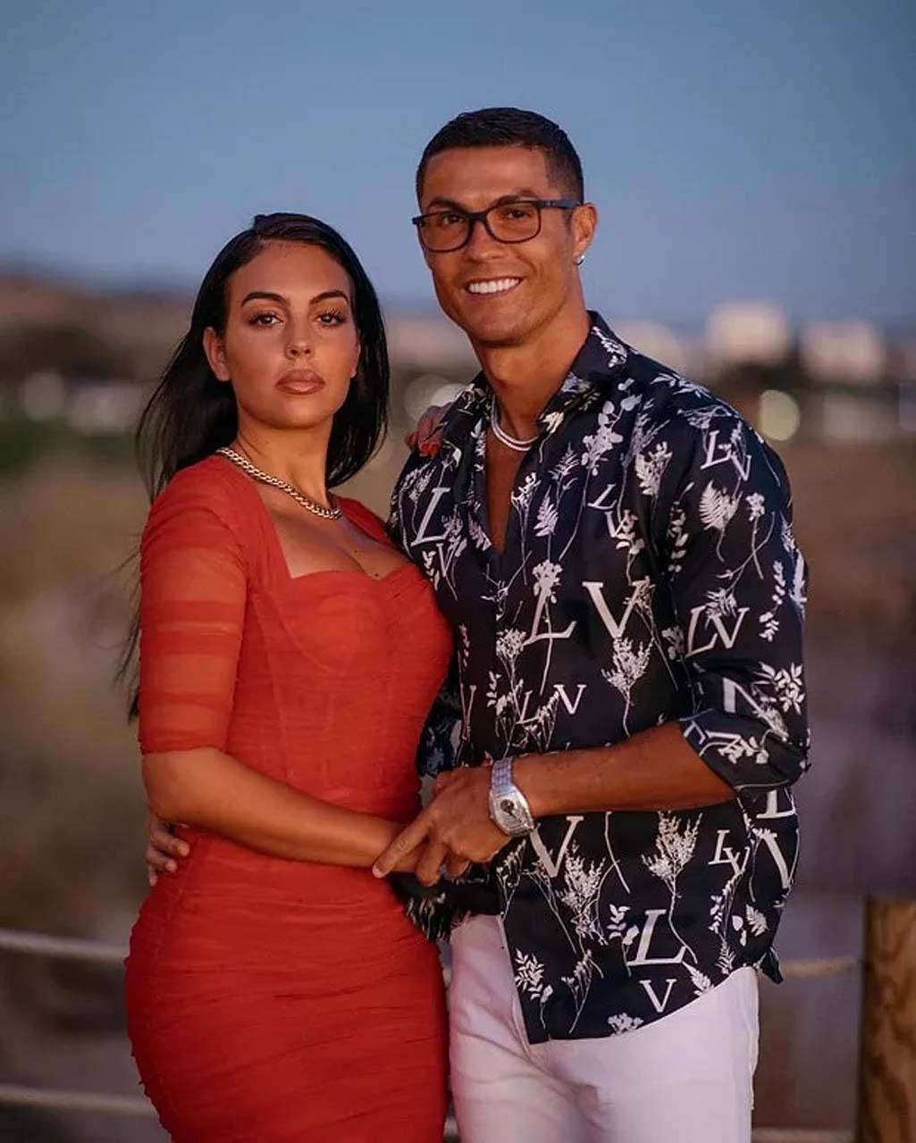 Ronaldo'nun kız arkadaşı Georgiana Rodrigez göz yaşlarına hakim olamadı! Ölen bebekleri hakkında ilk kez konuştular! 6