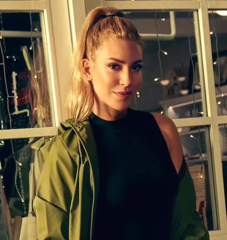 Sinem Kobal'ın İnstagram pozuna yorum yağdı! O detay takipçilerinin gözünden kaçmadı! 1