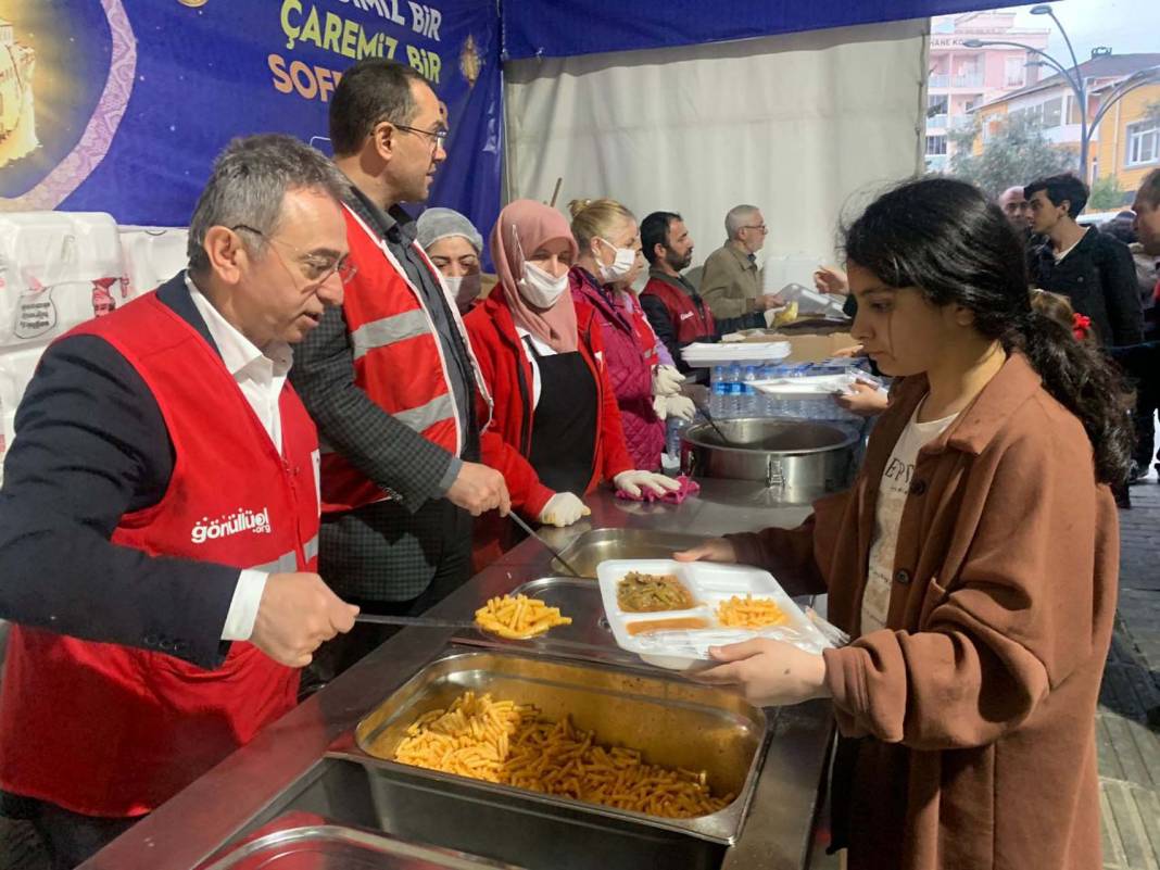 Pendik Kızılay çadırında Ramazan boyunca 2000 kişiye iftar 4