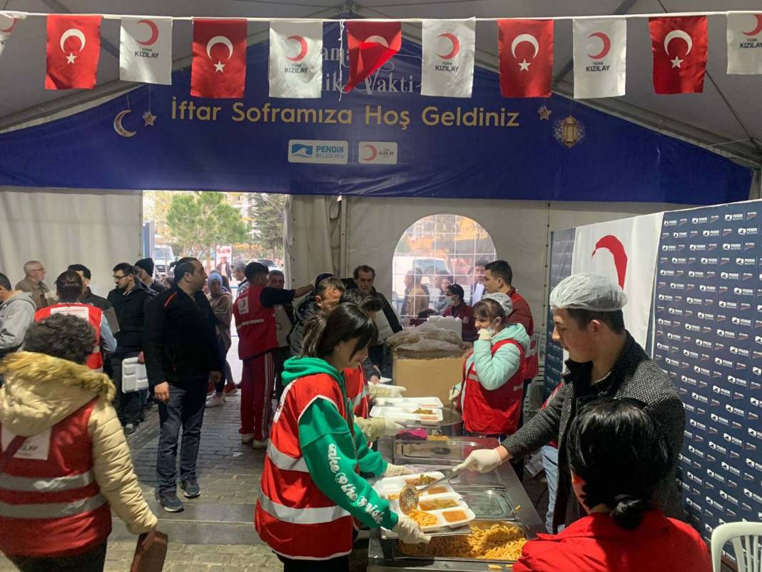 Pendik Kızılay çadırında Ramazan boyunca 2000 kişiye iftar 6